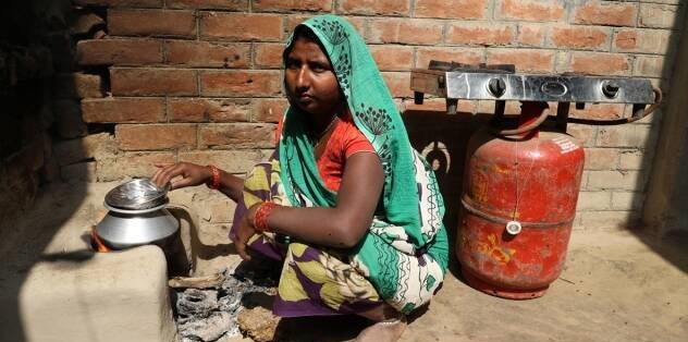 67 फीसदी ग्रामीण घरों में लकड़ी और उपलों पर बन रहा है खाना,सरकारी रिपोर्ट ही बता रही है उज्ज्वला की सच्चाई!
